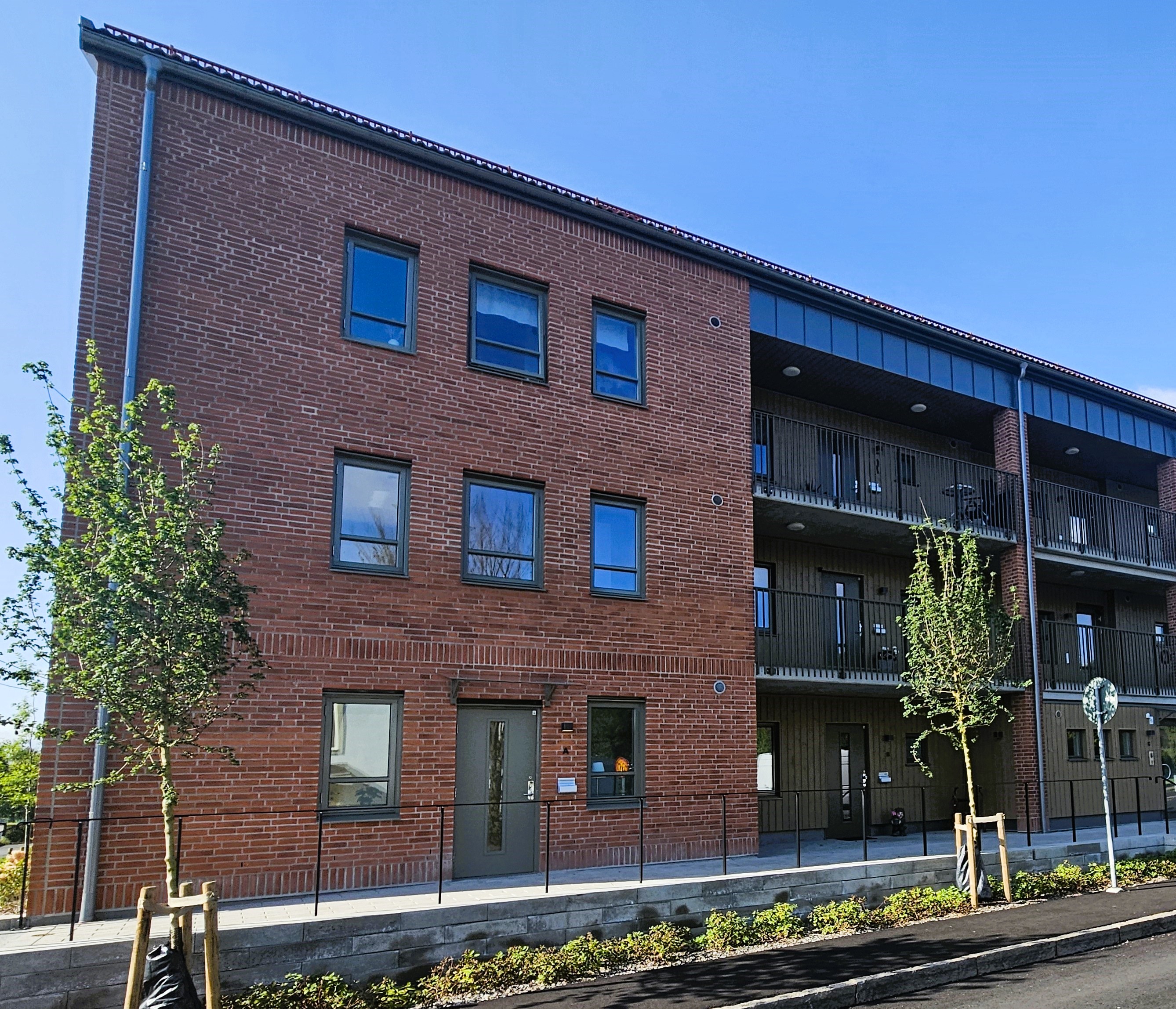 Bild på del av ett trevåningshus i tegel.