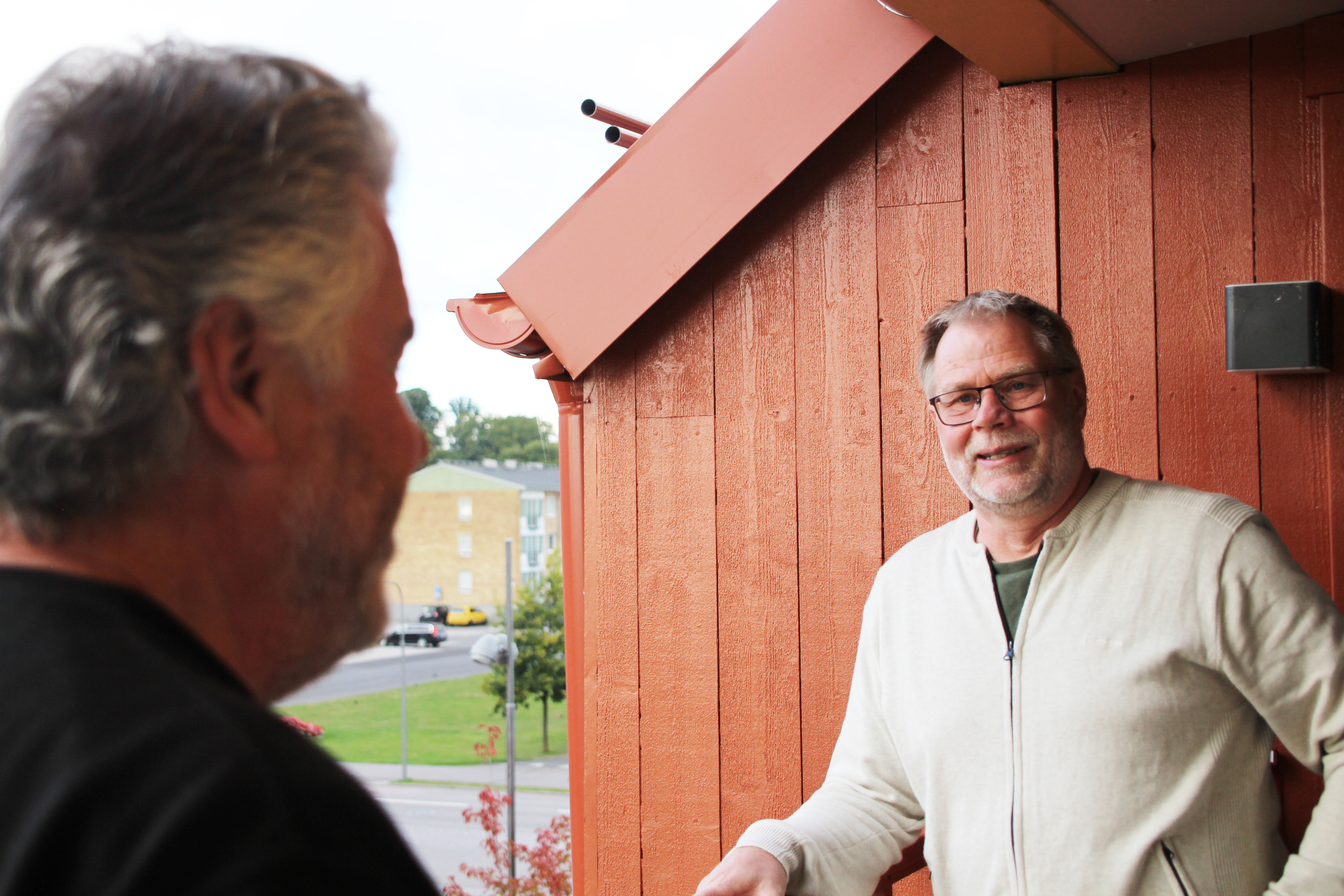 Bild på hyresgästen Conny som står vid sin ytterdörr