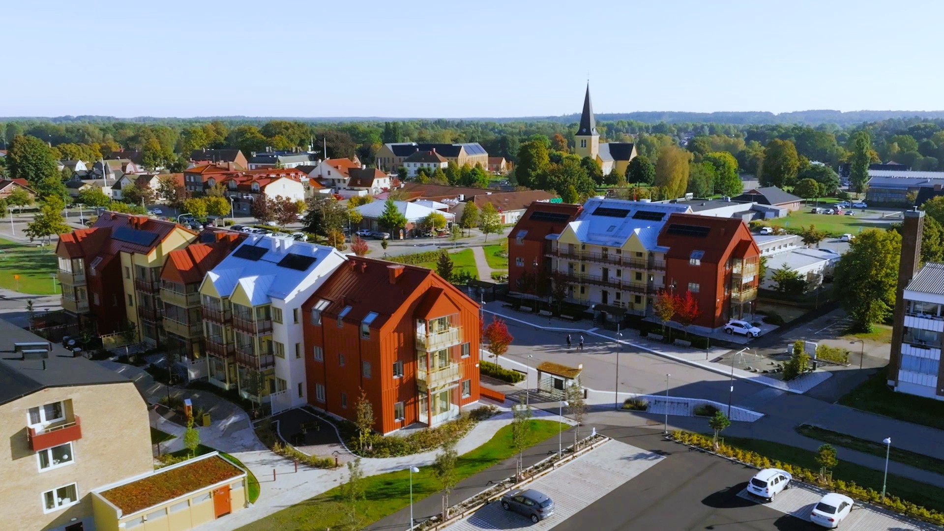 Drönarbild där man ser båda husen på Broby station.